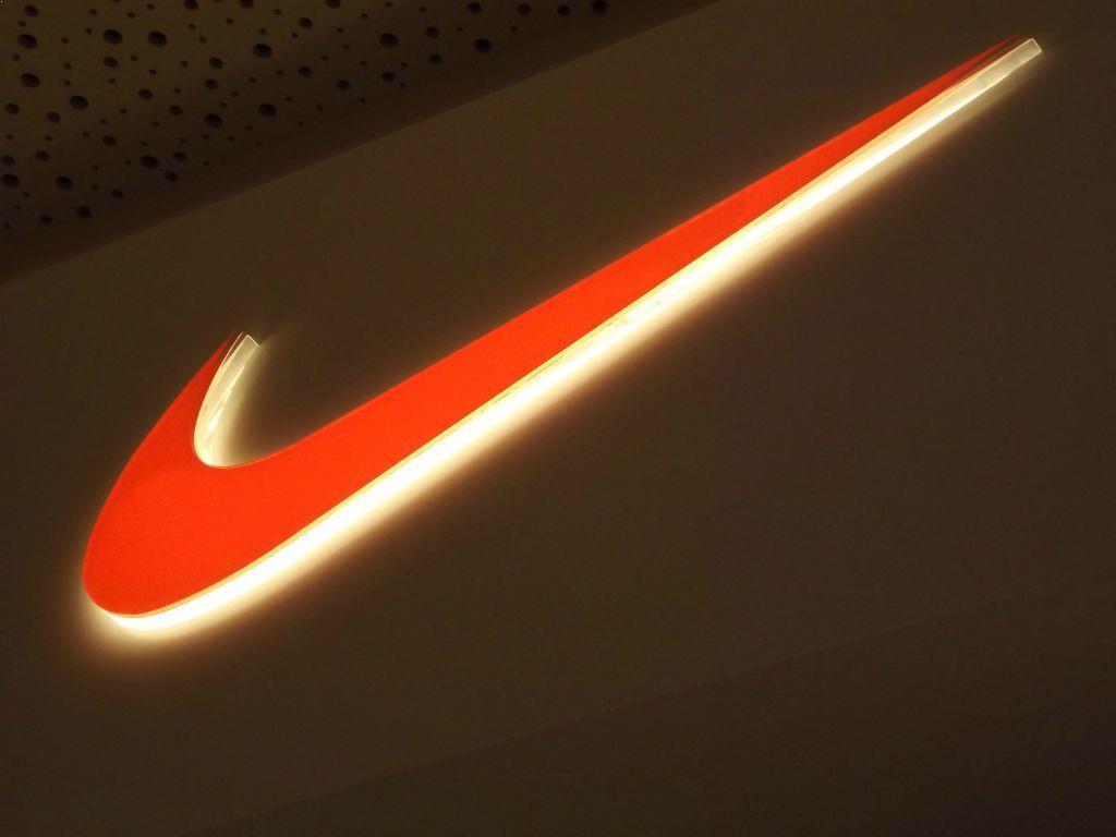 Gaismas kastes ar inkrustāciju